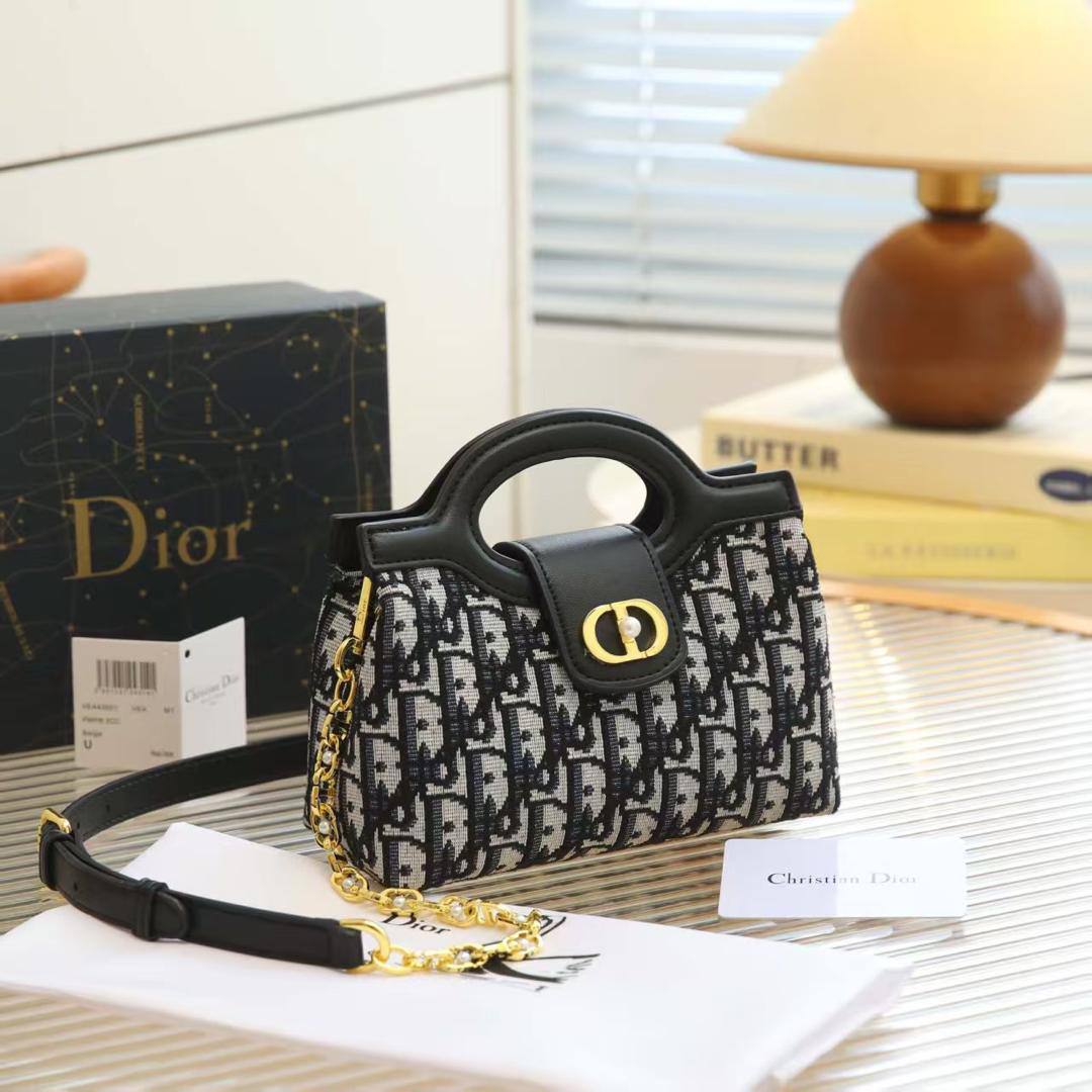 Dior

95 dhs✅

high quality 

With box
🎁🎁🎁

Zain26
♥️♥️♥️