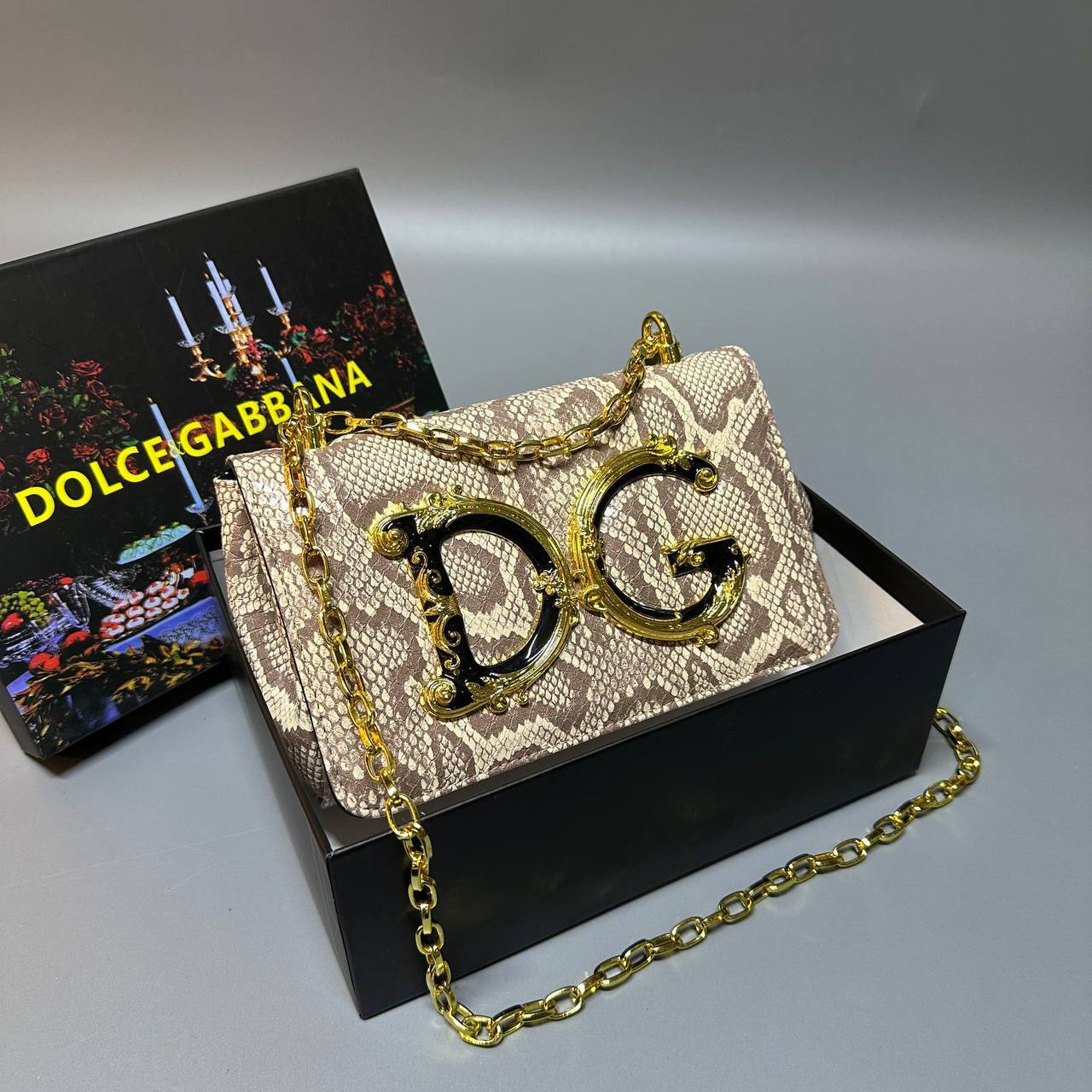 D&G
good quality 

with box 🎁🎁🎁

120 dhs✅

Zain39
♥️♥️♥️