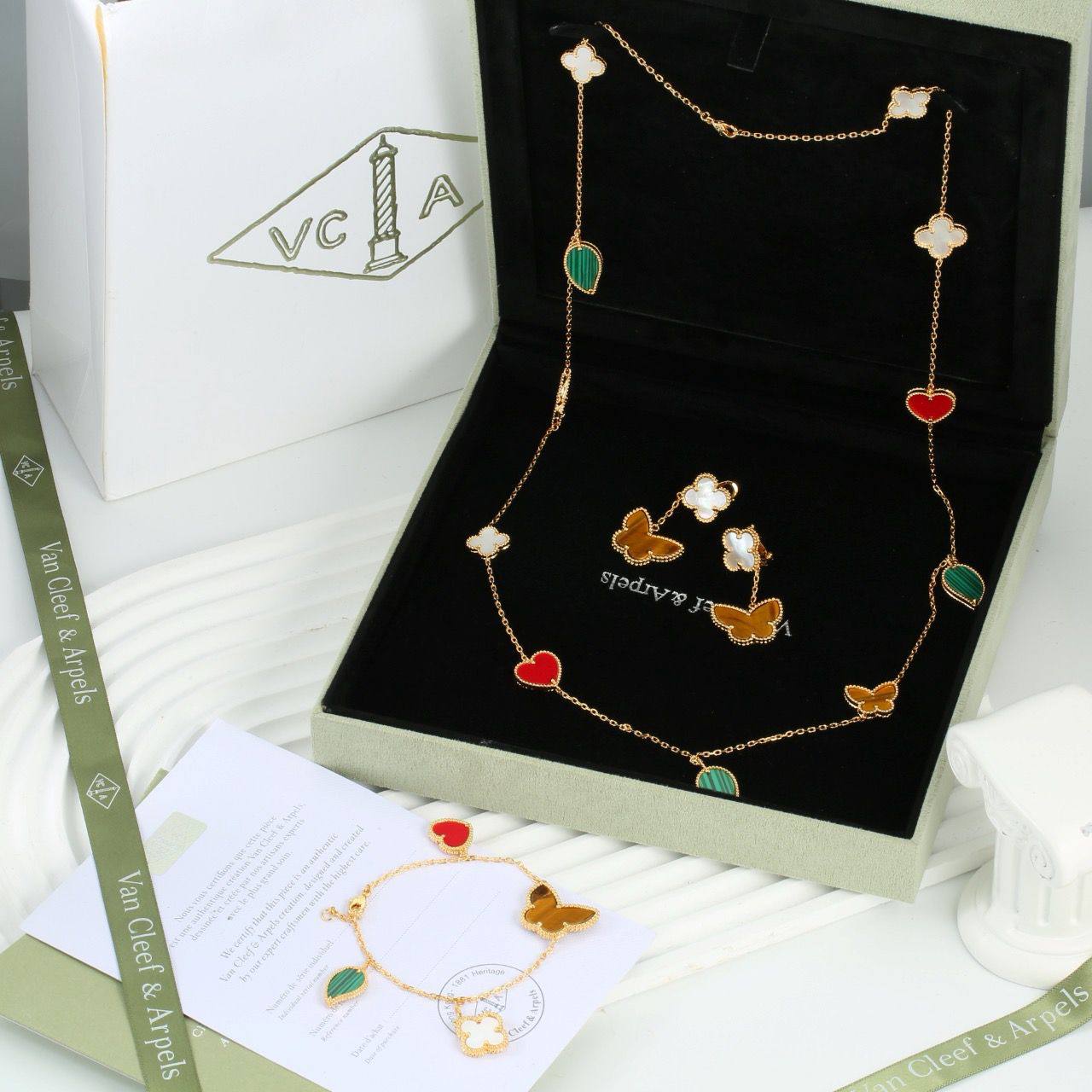 VCA ❤️‍🔥*
Necklace ✨
Earring 💥
Bracelet 🦋
Master quality 💯
With normal boxes 📦 
240 dhs✅
With master box 🗃️ 
310 dhs✅

Zain216
♥️♥️♥️