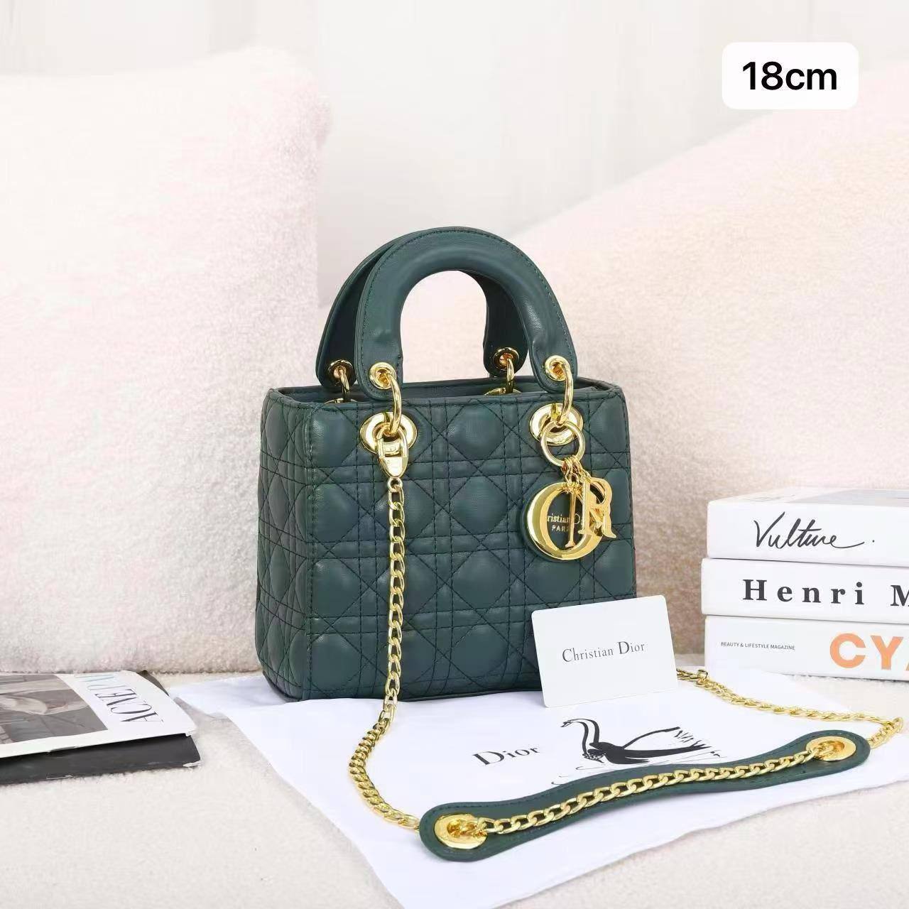 ❤️  Lady Dior
1⃣️ First quality +🎁
Size : 18 * 14 cm
Wholesale price 
90 dhs✅

with box
🎁🎁🎁

Zain115
♥️♥️♥️