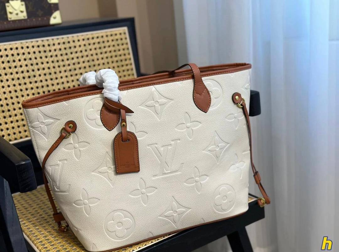 LV 
100 dhs✅
with box
size 43×6×28cm

Zain42
♥️♥️♥️