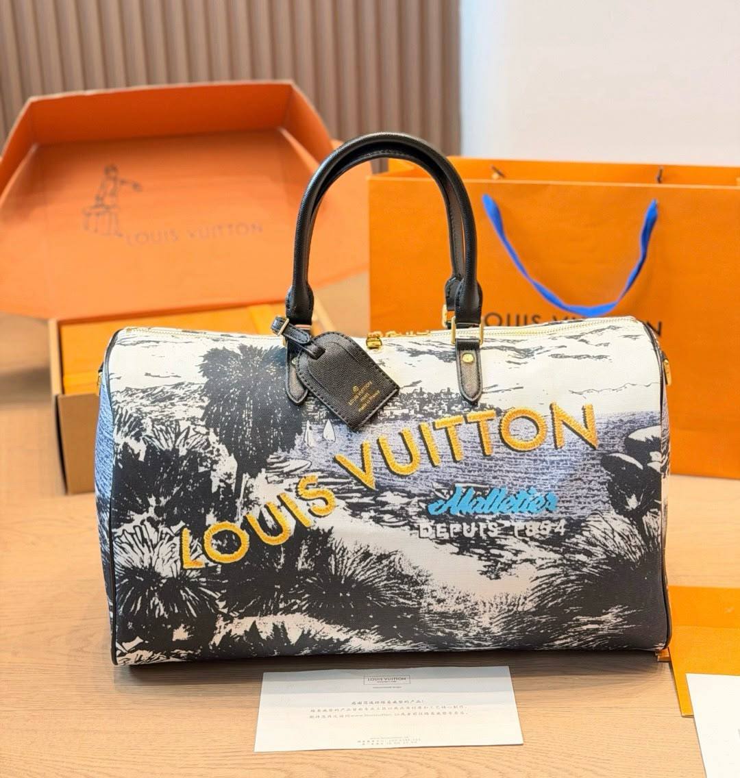 LOUIS VUITTON 

TRAVLLING  BAG


NEW DESIGN 

MASTER QUALITY 

250 DHS……(with leather)

Zain295
♥️♥️♥️