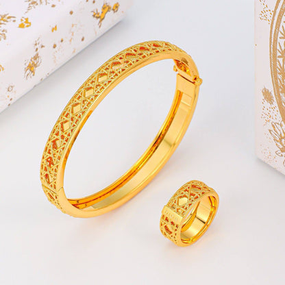 Dior ❤️‍🔥*
Bangle ✨
Ring 💍 size available 👇
6,7,8,9
Master quality 💯
With normal boxes 📦 
130 dhs✅
With master box 🗃️ 
150 dhs✅

Zain216
♥️♥️♥️
