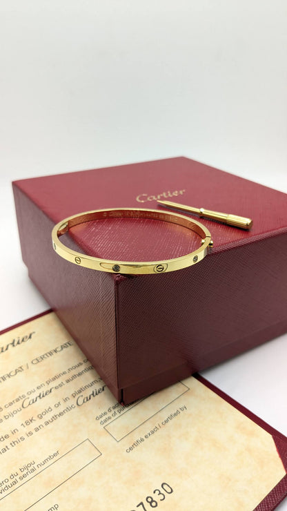 Cartier
*Super Master Quality* 
*Thin Love Braclate*
120 dhs✅ with Normal Box 🎁
150 dhs✅ with Good Box 🎁
190 dhs✅ with Master Box 🎁

Zain210
♥️♥️♥️