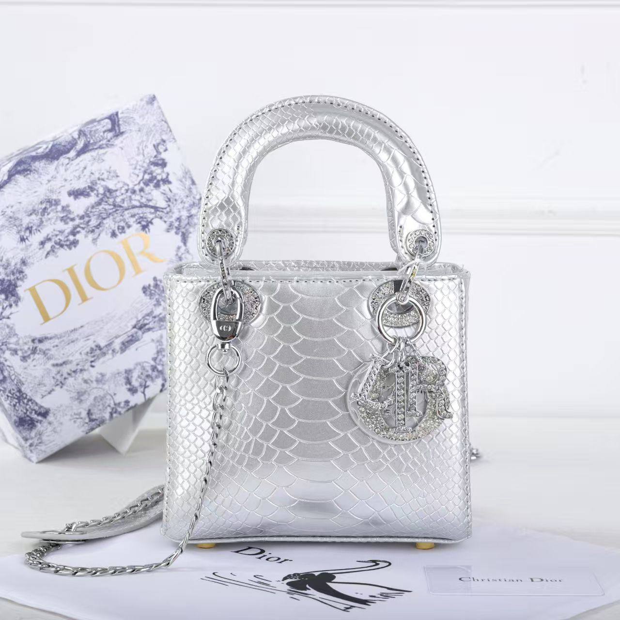 DIOR
SIZE………. 17 CM🌷
120 dhs🪙🌨️
With BOX✅

Zain244
♥️♥️♥️