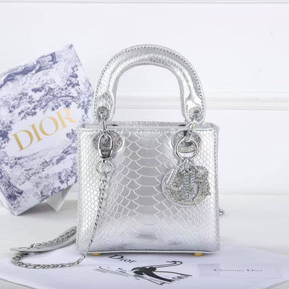 DIOR
SIZE………. 17 CM🌷
120 dhs🪙🌨️
With BOX✅

Zain244
♥️♥️♥️