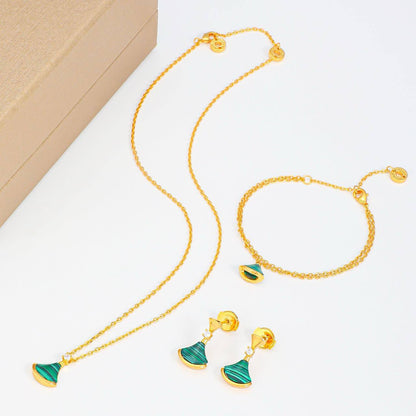 Bvlgari set* ✨
Necklace 
Earrings 
Bracelet 
Master quality 🌺

130 dhs🪙🌨️
normal box 📦

Zain48
♥️♥️♥️