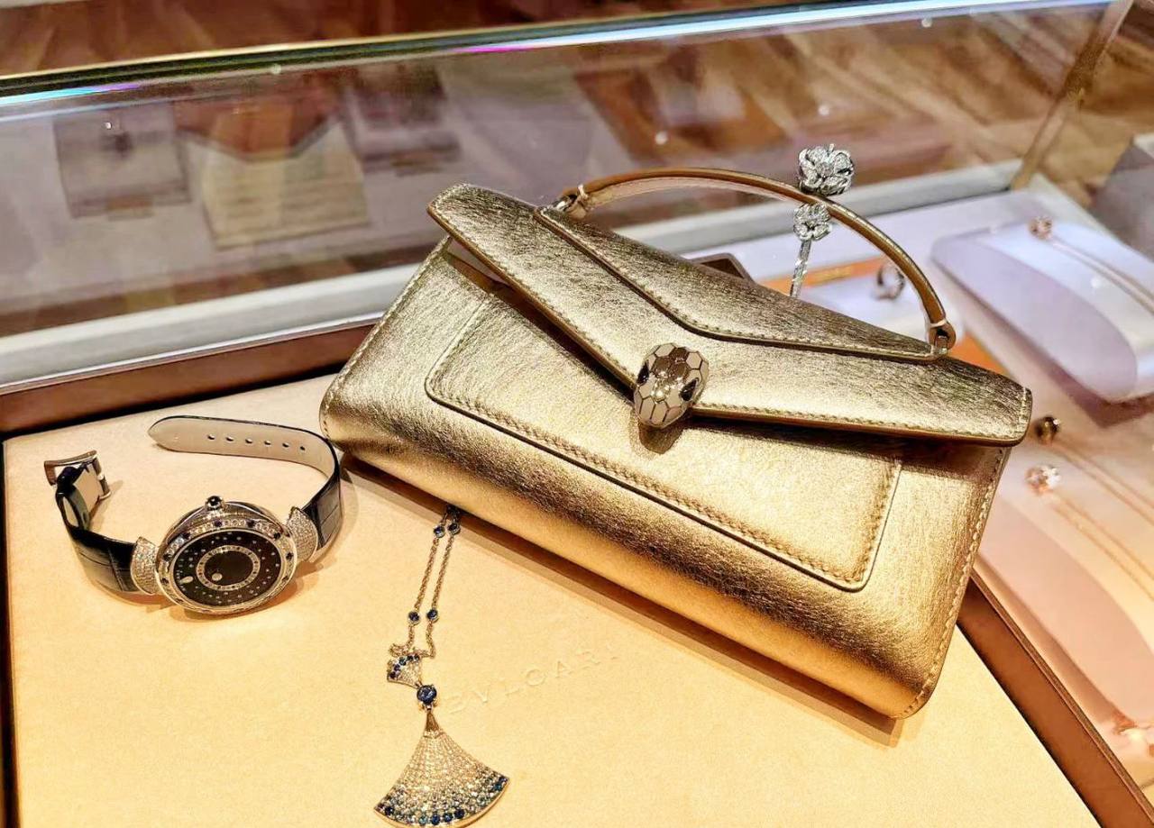 Bvlgari
good quality, 

comes with box,  
🎁🎁🎁

size... 21* 13 cm 
125 dhs✅

Zain12
♥️♥️♥️