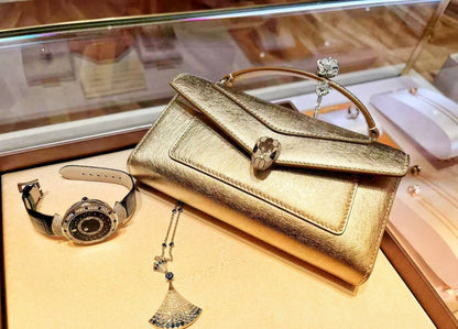 Bvlgari
good quality, 

comes with box,  
🎁🎁🎁

size... 21* 13 cm 
125 dhs✅

Zain12
♥️♥️♥️