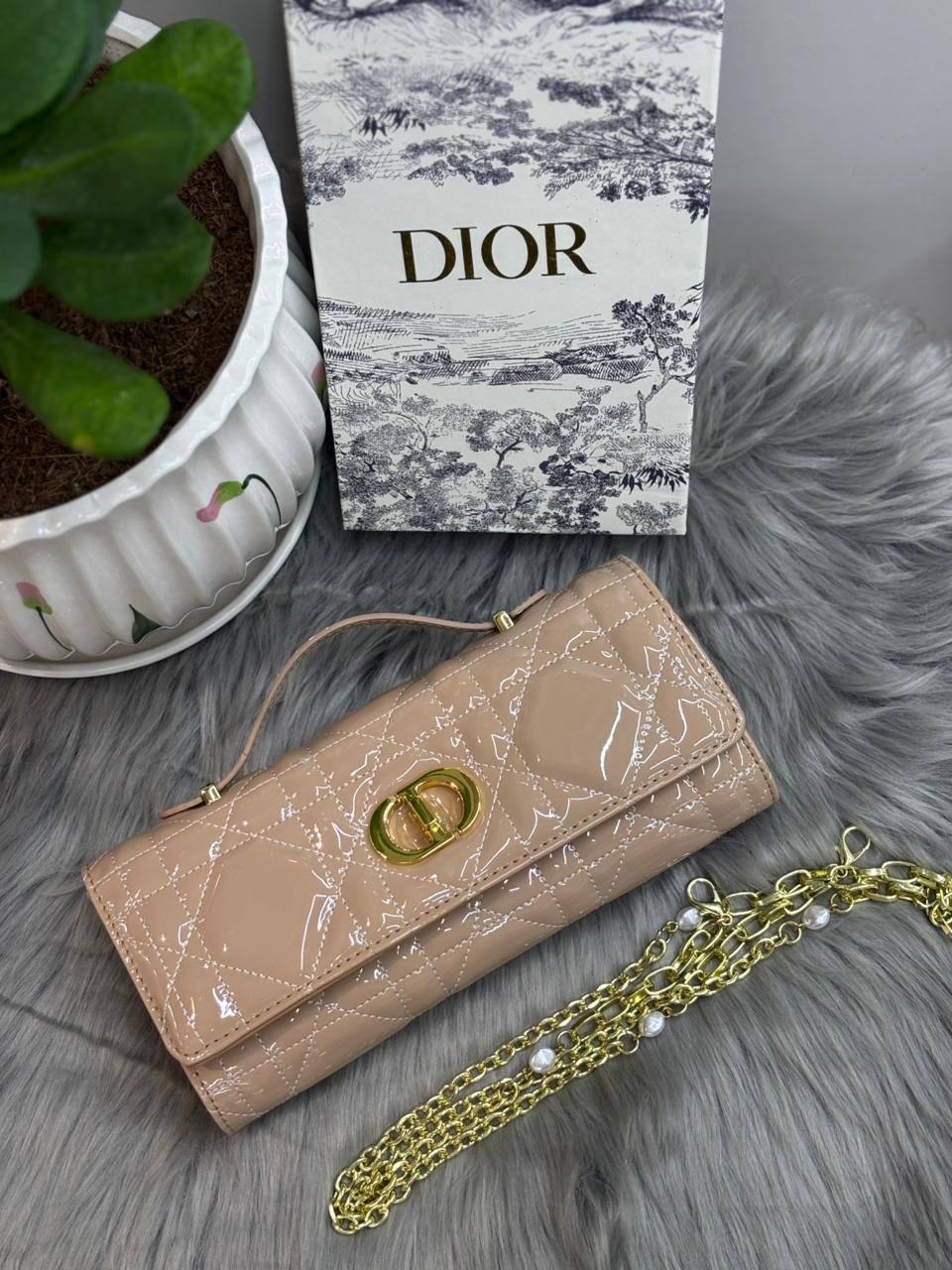 DIOR
SIZE……….24CM🌷
95 dhs🪙🌨️
with BOX✅

Zain51
♥️♥️♥️
