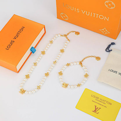 LV Sets
           _Necklace_
           _Bracelet_
           _Earrings_
  
115 dhs🪙🌨️
          _Each_
*WITH BOX AND PAPER 

🎁🎁🎁BAG*✨✅

Zain89
♥️♥️♥️