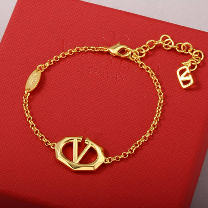 valntino🦋*
Breslat ❤️‍🔥
Master quality 💯
With normal boxes 📦 
45 dhs🪙💚

Zain216
♥️♥️♥️