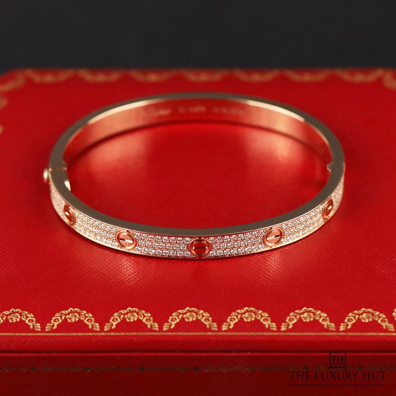 Cartier ❤️‍🔥*
Bangle ✨
Medium size 
Master quality 💯
With normal boxes 🗃️ 
100 dhs✅
With master box 📦 
140 dhs✅

Zain216
♥️♥️♥️