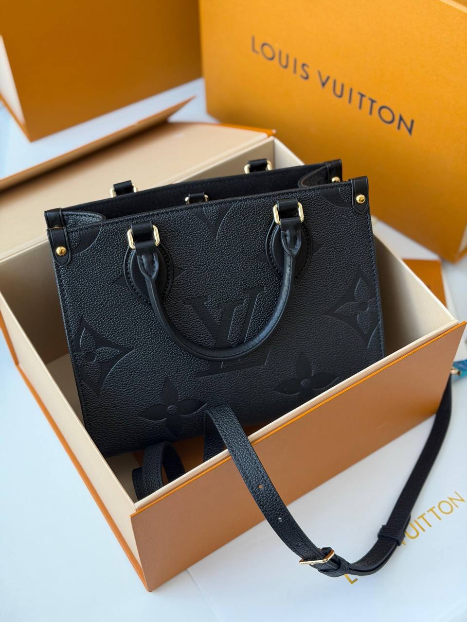 *LOUIS VUITTON*
*Master*++++++
*25 Cm*
*AVAILABLE NOW*
For Price 👇 WTSP Text Zain 0568585901

Zain257
♥️♥️♥️