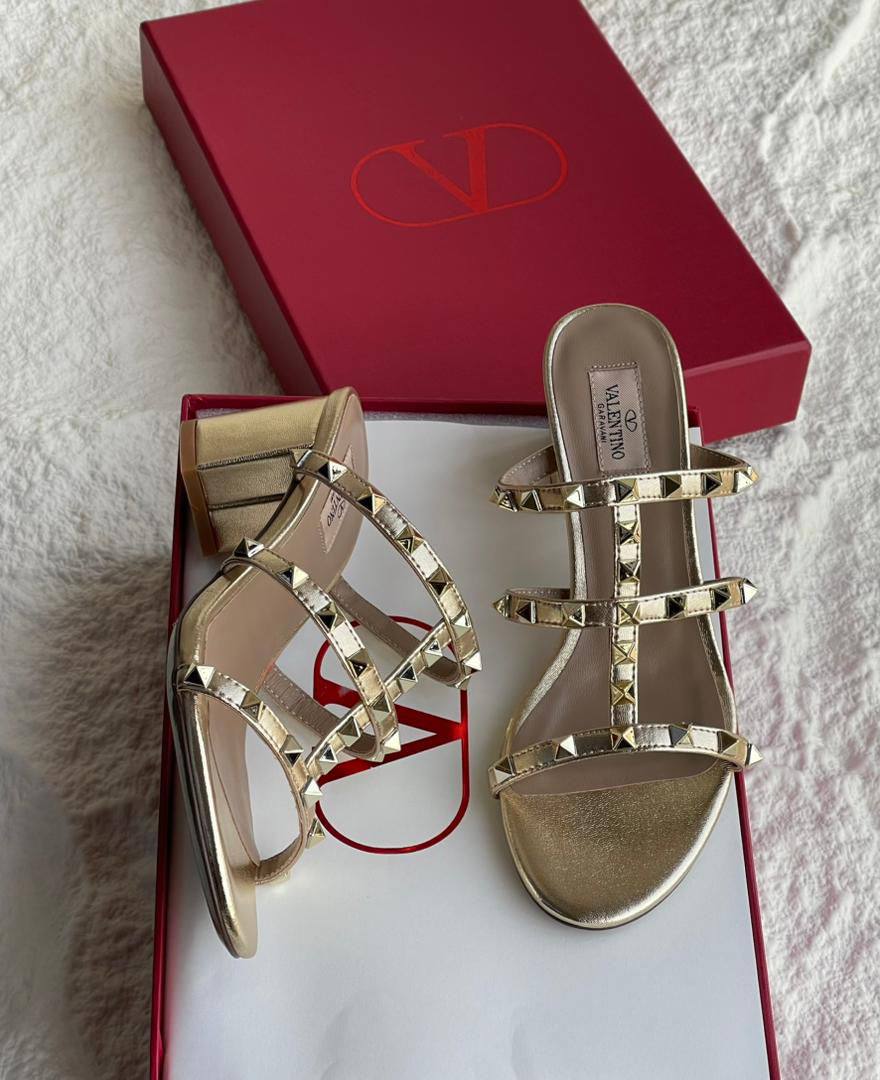 Valentino
SuperMaster Quality 💯
450 dhs🌺
Size:36-41💥

Zain171
♥️♥️♥️