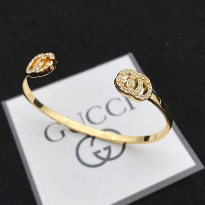 GUCCI 
MASTER ✨💫
BANGLE 
55 DHS💓
WITH BOX AND PAPER BAG 🛍️🎁

Zain89
♥️♥️♥️