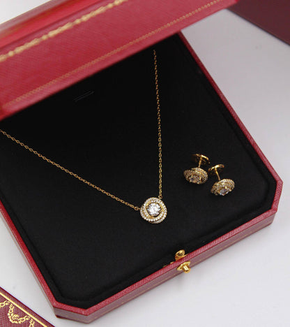 Cartier ♥️
* ⁠↗️ *Super Master Quality ®️*⬆️
* Trinity Gold full Stones NECKLACE & EARINGS

Set (Necklace & Earings)
*130 dhs❣️*    with  *Normal*  Box & Bag
*180 dhs❣️*  with  *Orignal*  Packaging

Zain106
♥️♥️♥️