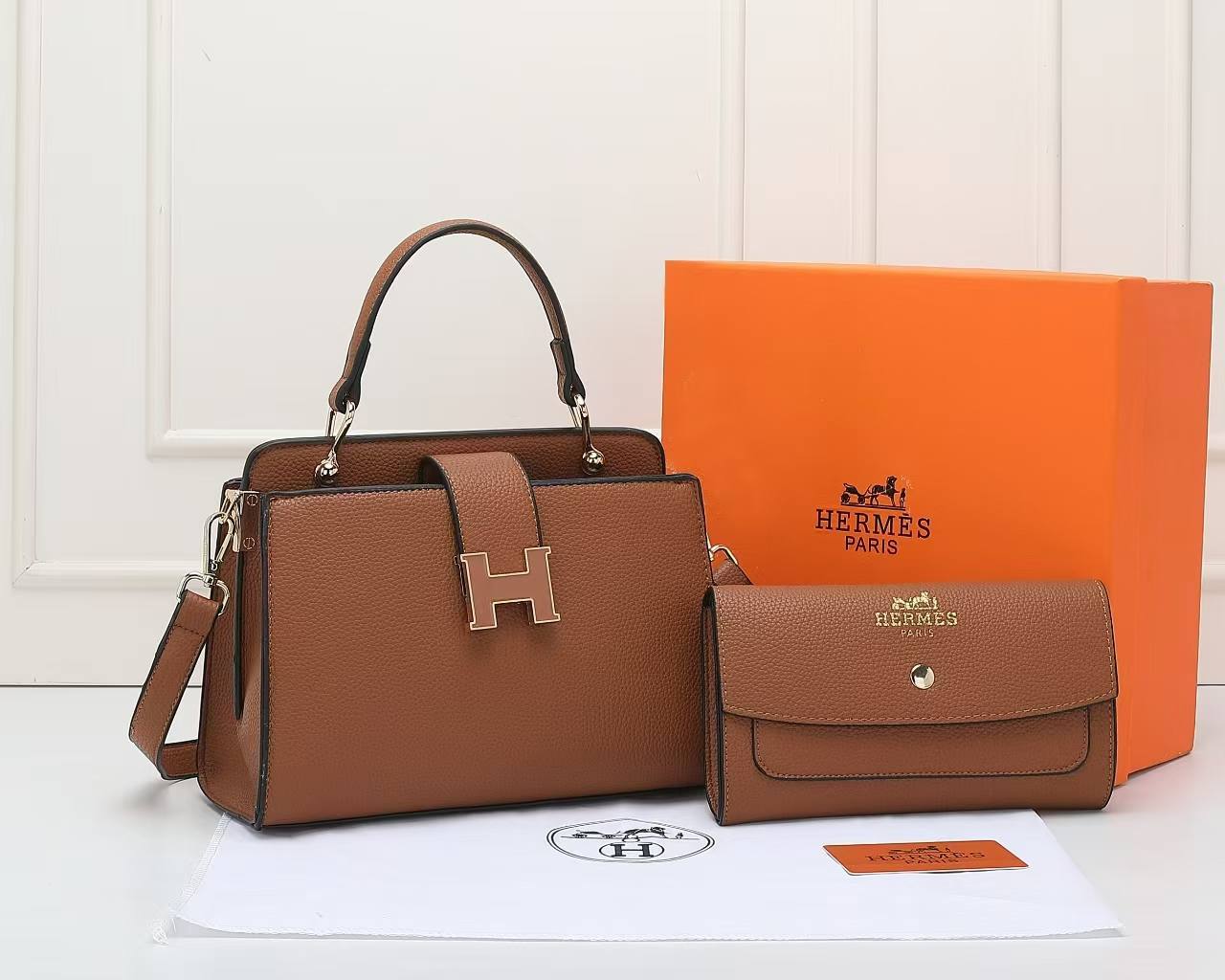 Hermes 
105 dhs🪙💚

with box
🎁🎁🎁

size 25×10×16cm

Zain42
♥️♥️♥️