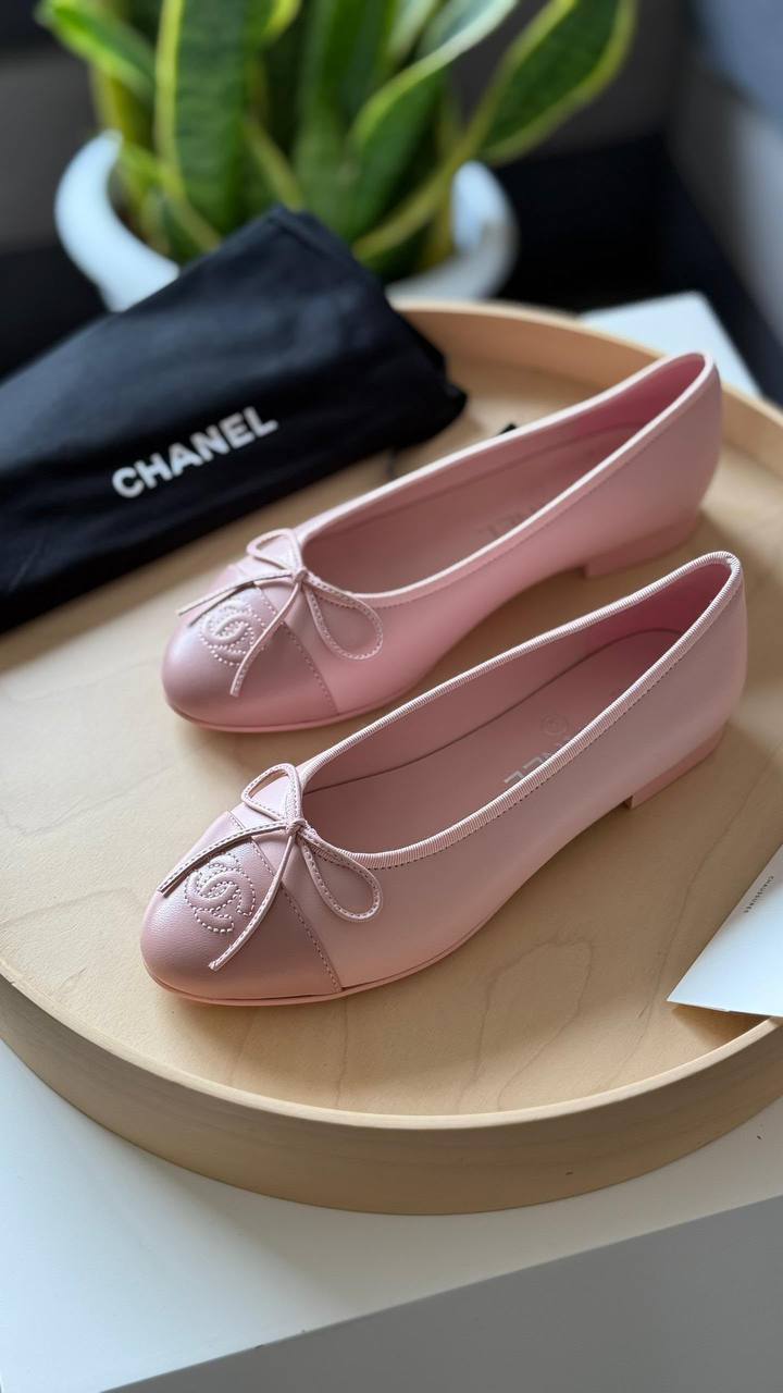 CHANEL
Master quality 
Size: 36 to 41
450 dhs✅

Zain318
♥️♥️♥️