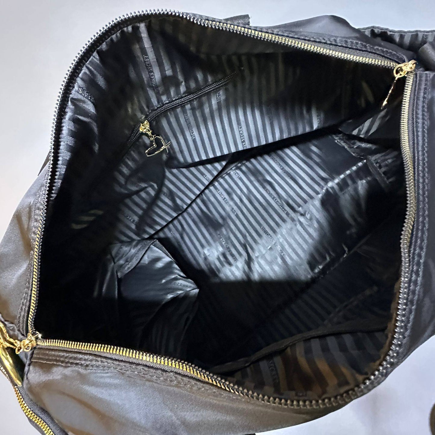 Victoria's Secret 
travelling bag new came good quality 
90 dhs❣️

Zain39
♥️♥️♥️