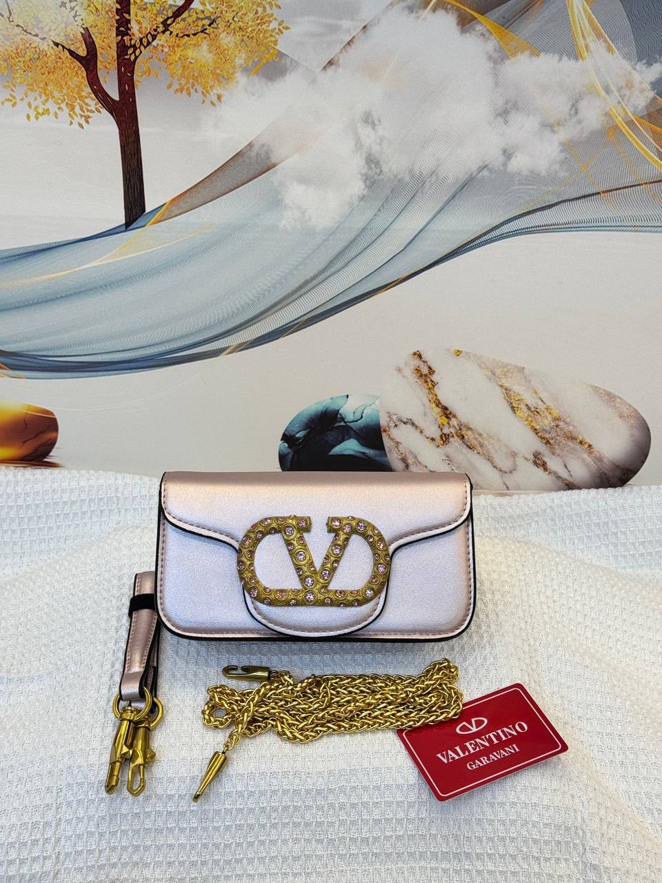 VALENTINO 
BEST QUALITY WITH BOXS 
95 dhs✅
SIZE  18 CM

Zain290
♥️♥️♥️