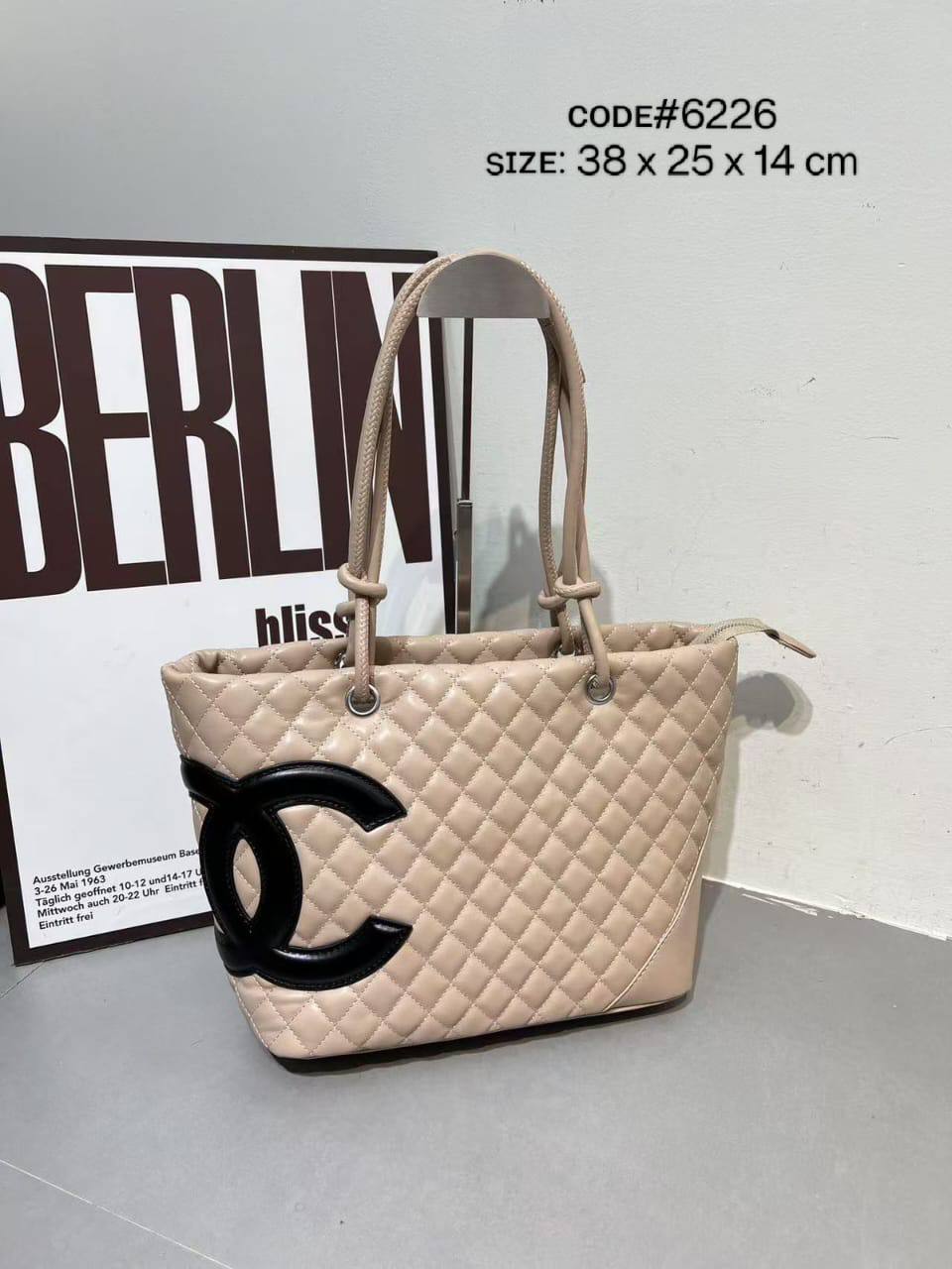 CHANEL ᴄᴀᴍʙᴏɴ ʟɪɢɴᴇ
ʟᴀʀɢᴇ ᴛᴏᴛᴇ ʙᴀɢ ᴢɪᴘᴘᴇʀ ᴛʏᴘᴇ
ǫᴜɪʟᴛᴇᴅ ʟᴇᴀᴛʜᴇʀ
ᴡɪᴛʜ ᴏғғsᴇᴛ CC ʟᴏɢᴏ
sɪʟᴠᴇʀ ʜᴀʀᴅᴡᴀʀᴇ
sɪᴢᴇ : 38 cm

75 dhs🪙🌨️

Zain31
♥️♥️♥️