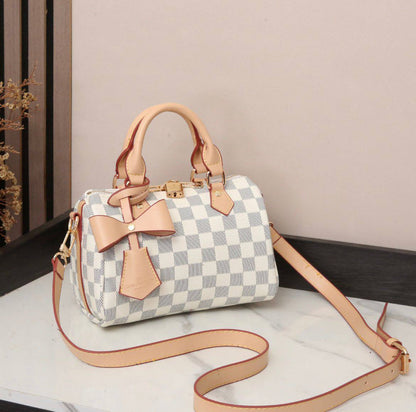 LV 
Best quality with box’s 
95 dhs✅
size 20 CM

Zain290
♥️♥️♥️