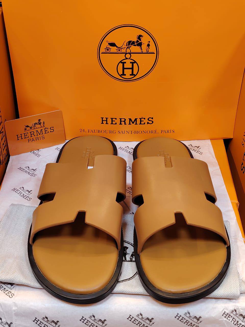 Hermes Slipper For Men, 
New Arrived 
Size 40 To 45
105 dhs🪙💕

Zain120
♥️♥️♥️
