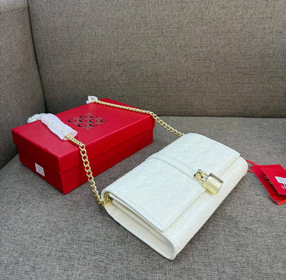 CH
80 dhs❣️
with box
🎁🎁🎁

size 19cm

Zain213
♥️♥️♥️