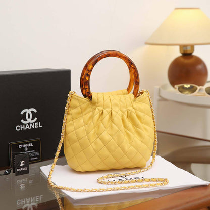 CHANEL 

NEW DESIGN 

High QUALITY 

WITH BOX 
95 dhs🇦🇪🇦🇪

Zain17
♥️♥️♥️