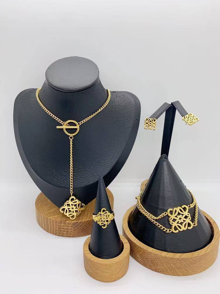 *Stainless steel SET 💯*
Necklace ❤️‍🩹
Earring 🍁
Breslat ❣️
Ring 💍 free size
With normal boxes 📦 
And paper bag 🛍️
45 dhs🪙🌨️

Zain216
♥️♥️♥️