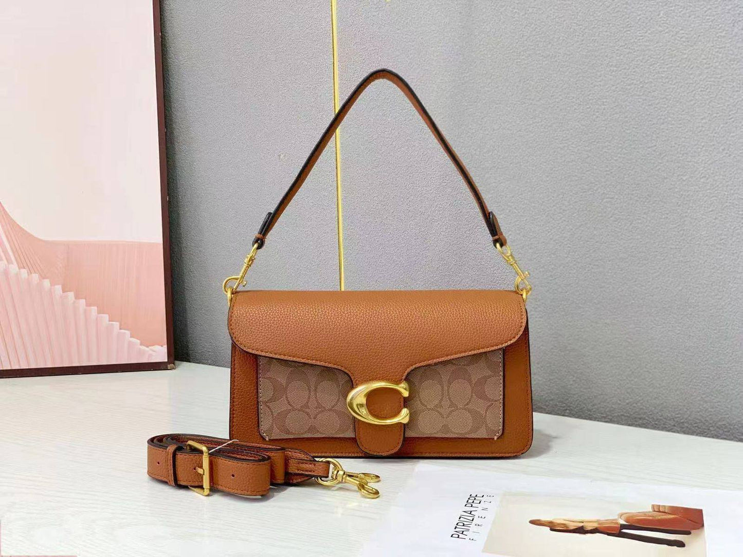 Coach
 with box
🎁🎁🎁

size :26×14.5×8  
100 dhs❣️

Zain114
♥️♥️♥️