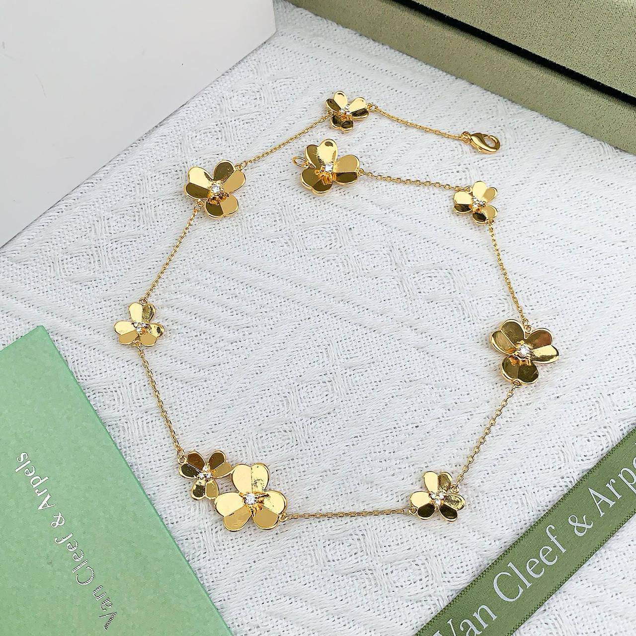 VCA SET ❤️‍🔥*
Necklace 🐦‍🔥
Earring 🦋
Bracelet 🌸
Master quality 💯
With normal boxes 📦 
170 dhs🪙🌨️
With master box 🗃️ 
250 dhs🪙🌨️

Zain216
♥️♥️♥️