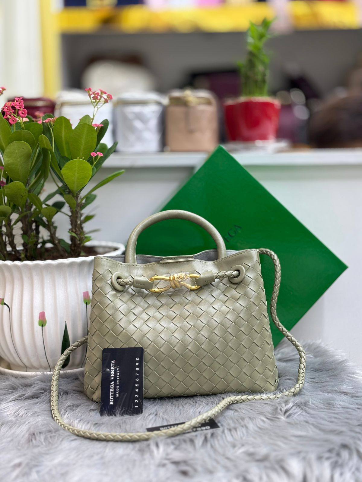 BOTTEGA
SIZE  ………25CM 🥰
115 dhs🪙🌨️

with Box
🎁🎁🎁

Zain244
♥️♥️♥️