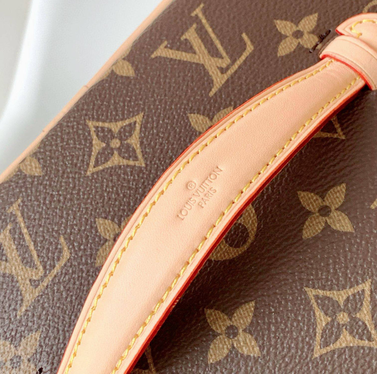 LOUIS VUITTON

 NEW CAME

 GOOD QUALITY 
WITH BOX 

BIG SIZE         105 dhs
MEDUIM SIZE 100 dhs
SMALL SIZE  95 dhs 


Zain39
Zain295
♥️♥️♥️