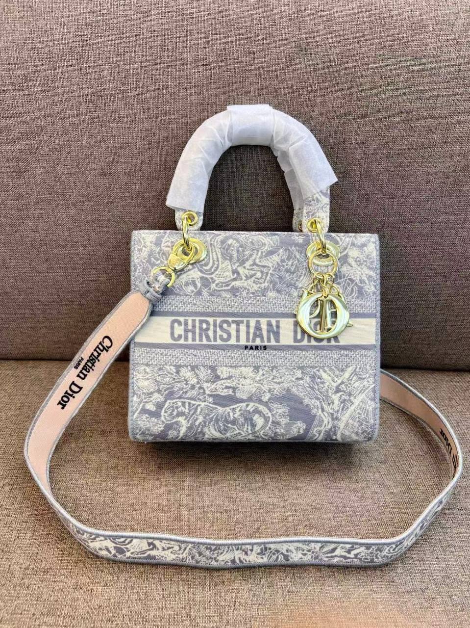 Dior
110 dhs✅
high quality

Zain26
♥️♥️♥️