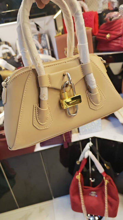 Givenchy
good quality 
100 dhs🇦🇪

Zain200
♥️♥️♥️