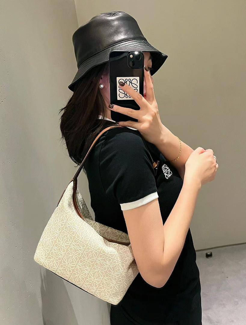 Loewe 
85 dhs✅
with box
size 20×10×20cm

Zain213
♥️♥️♥️