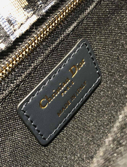 DIOR 
High Quality
NEW CAME  

WITH BOX  
🎁🎁🎁

180 dhs🪙

Zain39
♥️♥️♥️