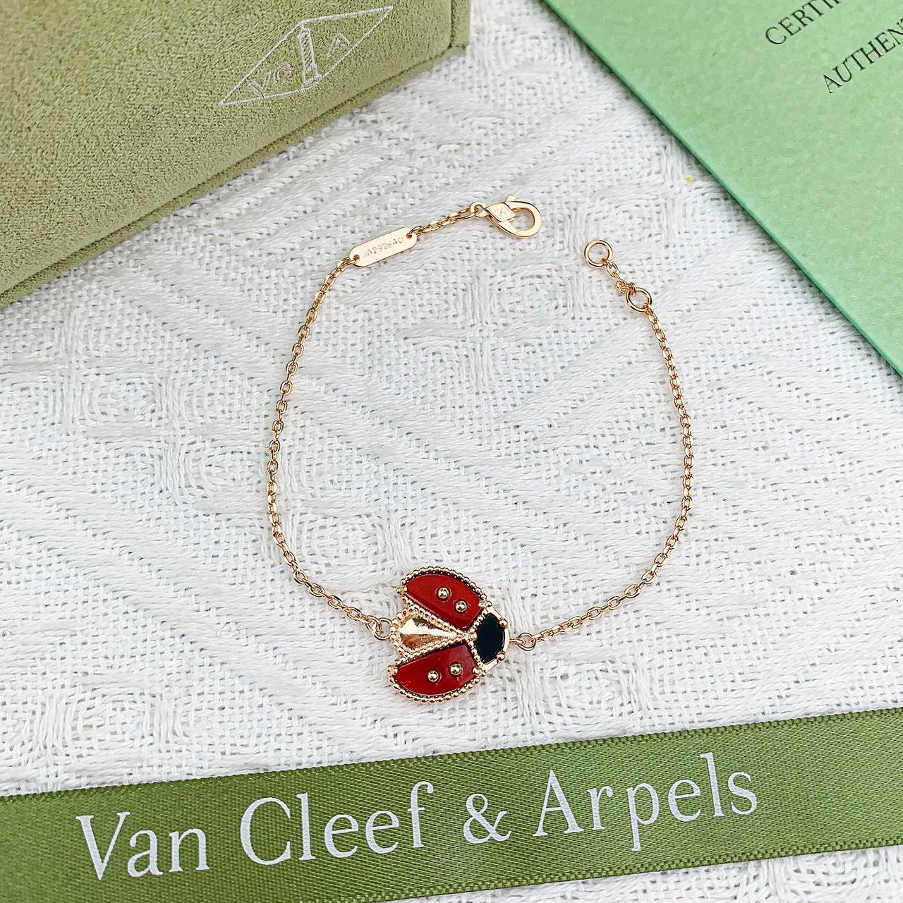 VCA SET❤️‍🔥*
Necklace 🦋
Earring💥
Bangle ✨
Ring size available 👇
6,7,8,9
Master quality 💯
With normal boxes 📦 
140 dhs✅

With master box 🗃️ 
230 dhs✅

Zain216
♥️♥️♥️