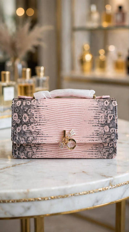Dior

Master quality

21 cm 
with box
 280 dhs🇦🇪🇦🇪


Zain95 
♥️♥️♥️