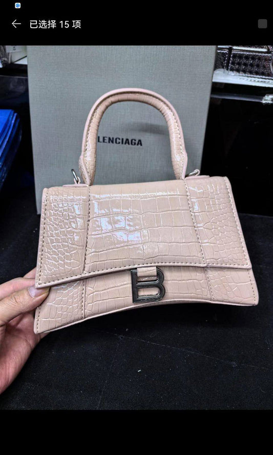 BALENCIAGA 

Good Quality 

With Box 
🎁🎁🎁

110 dhs❣️

Zain250
♥️♥️♥️