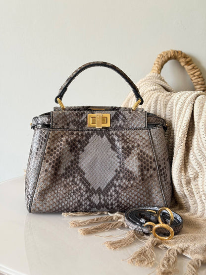 Fendi. Peekaboo 
Snake leather 
Size :23 cm

For Price 👇 WhatsApp✅
0568585901 
0507557372
0552275751 Owner Zain 👌

Zain315
♥️♥️♥️