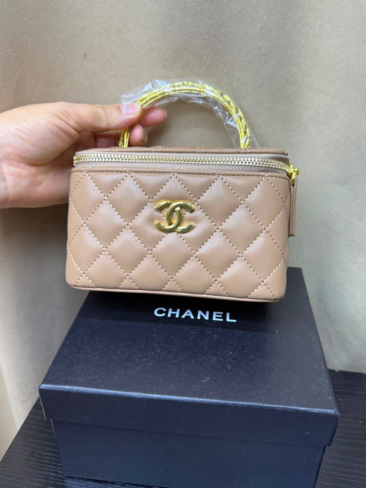 Chanel makeup
Good quality 
Size 17cm
100 dhs✅
With box 📦

Zain70
♥️♥️♥️