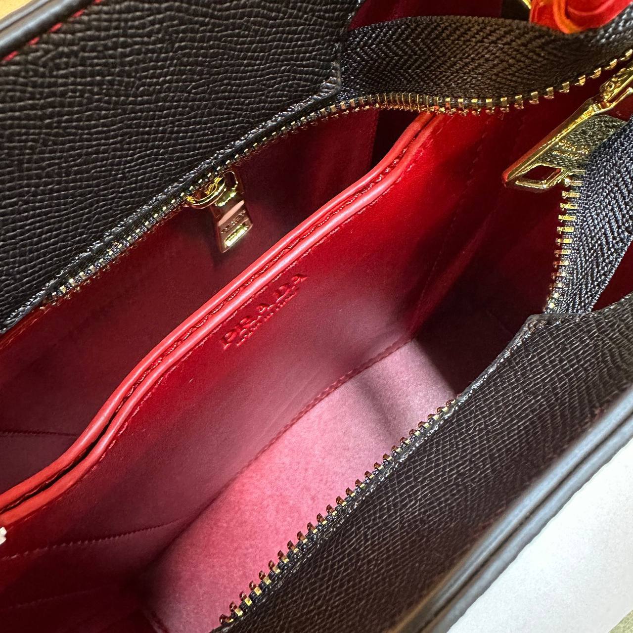 PRADA 
NEW CAME GOOD QUALITY 
105 dhs🪙🌨️

Zain39
♥️♥️♥️
