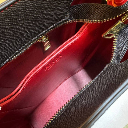PRADA 
NEW CAME GOOD QUALITY 
105 dhs🪙🌨️

Zain39
♥️♥️♥️