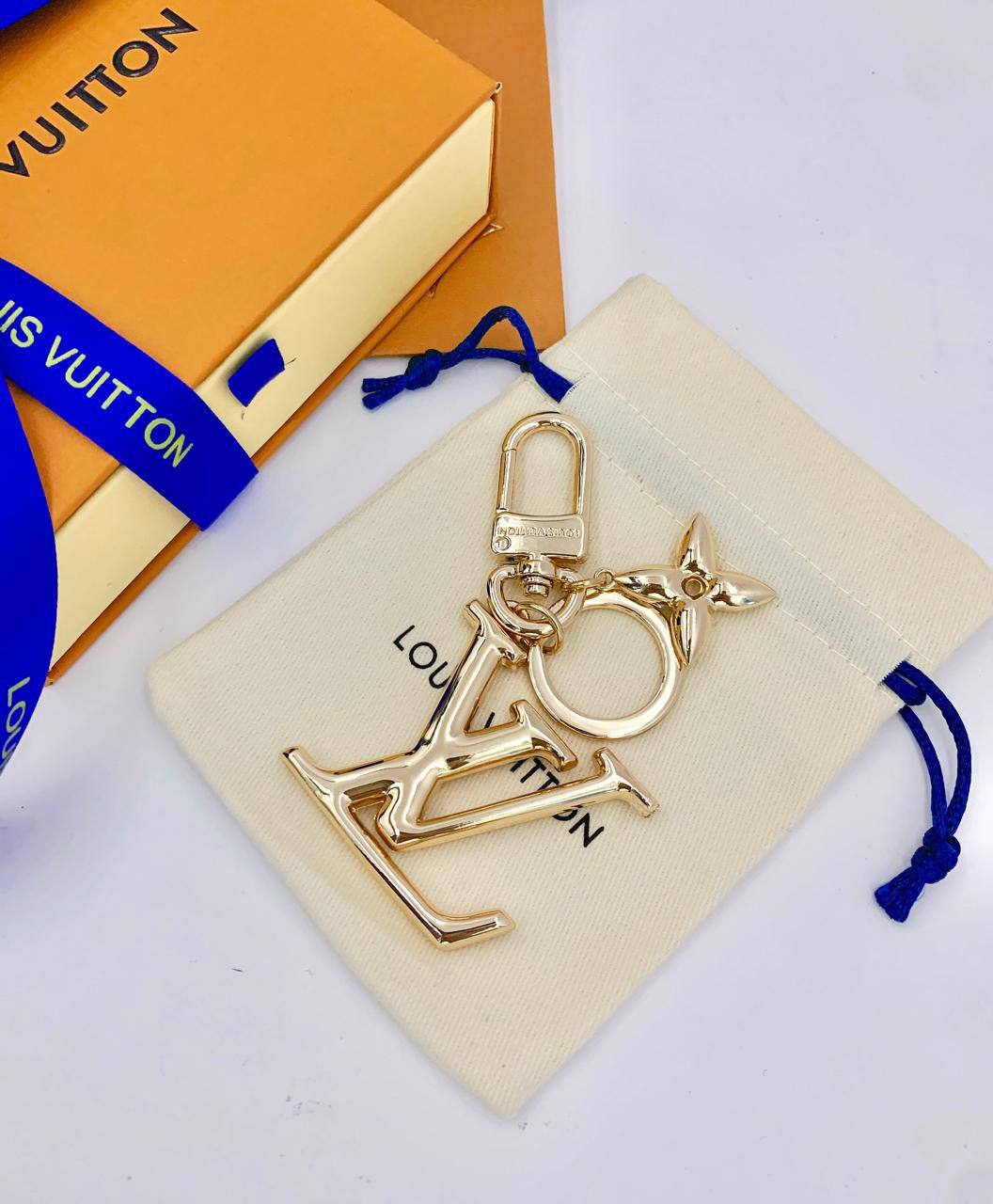 Keychain Bag Charm
Lv 

65 DHS🪙🌨️
WITH BOX And Paper Bag
🎁🎁🎁

Zain89
♥️♥️♥️