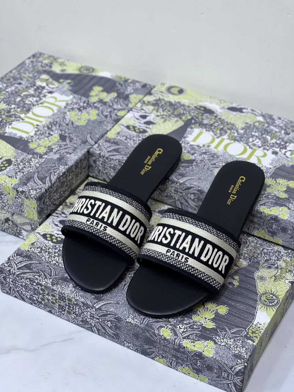 Dior 
Size 36-41
70 dhs🇦🇪🇦🇪

Zain21
♥️♥️♥️