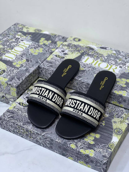 Dior 
Size 36-41
70 dhs🇦🇪🇦🇪

Zain21
♥️♥️♥️