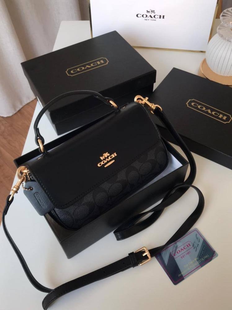 Coach 

85 dhs✅

with box
🎁🎁🎁

size 20×6×12cm

Zain42
♥️♥️♥️